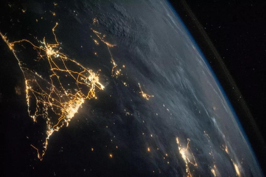 Quang cảnh thành phố ban đêm nhìn từ Trạm Không gian quốc tế.