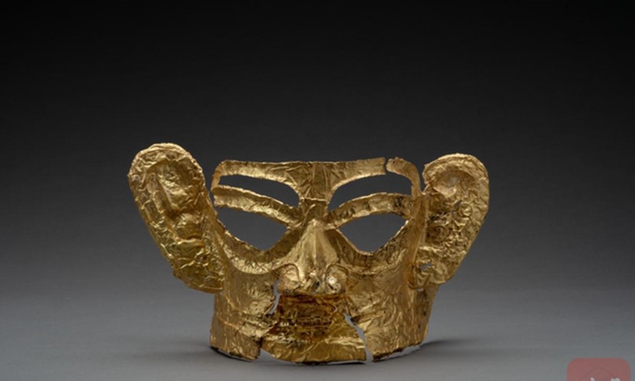 Chiếc mặt nạ bằng vàng vừa được khai quật tại di chỉ Tam Tinh Đôi, Tứ Xuyên, Trung Quốc.