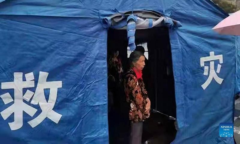 Người dân huyện Luxian đã được sơ tán an toàn trong các căn lều khẩn cấp.