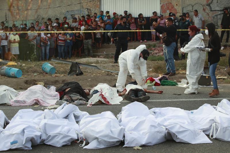 Thi thể người di cư nằm la liệt sau vụ tai nạn thảm khốc ở Mexico.