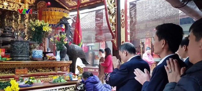Các lãnh đạo Kho bạc Nhà nước TP Nam Định đi lễ Đền Trần trong giờ hành chính. Ảnh: VTV.