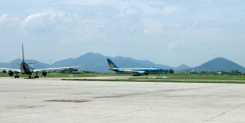 Đường băng 1B sân bay Nội Bài (Hà Nội) tiếp tục xuống cấp, đứng trước nguy cơ đóng cửa.