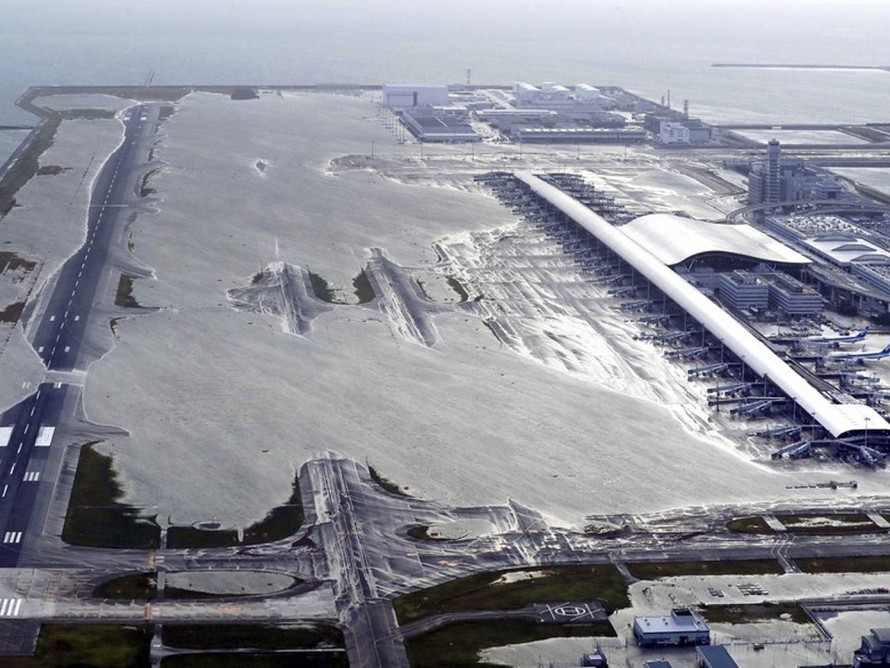 sân bay quốc tế Kansai (Osaka, Nhạt Bản) ngập trong nước lũ.