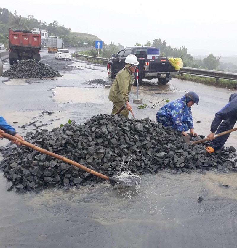 Việc sửa chữa hư hỏng, ổ gà trên tuyến Quốc lộ 1 qua Phú Yên được thực hiện trong điều kiện mưa, nước ngập.