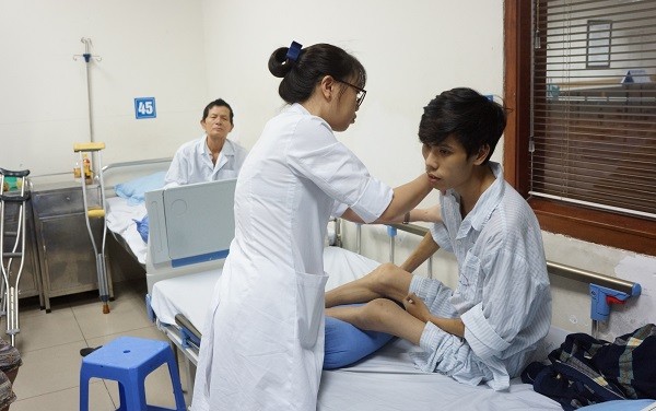 Bệnh nhân Nguyễn Văn Tuyên, với 26 năm gắn bó và duy trì sự sống nhờ thẻ BHYT.