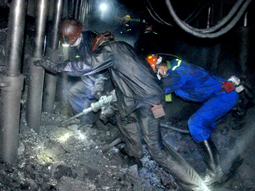 Công nhân hầm mỏ khai thác than là một trong những ngành nghề được nghỉ hưu sớm nhất. Ảnh: Tuấn Nguyễn.