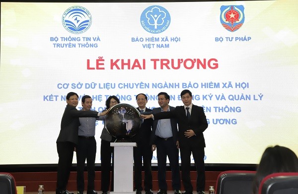 Lãnh đạo, đại diện các bộ, ngành thực hiện nghi thức khai trương Hệ thống