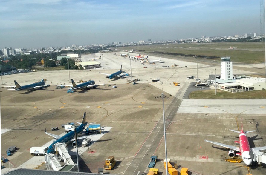 Đường băng sân bay Tân Sơn Nhất bị sét đánh hỏng phải đóng cửa trong hơn 1 giờ đồng hồ. Ảnh minh hoạ.
