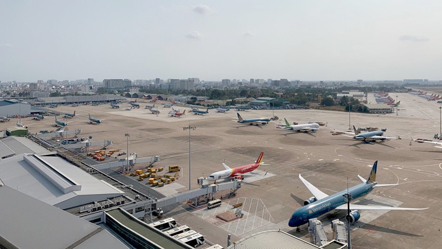 Tạm thời giới hạn số chuyến bay tới sân bay Tân Sơn Nhất khi TPHCM áp dụng giãn cách xã hội từ ngày 31/5.