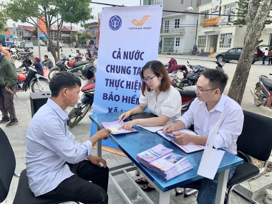 Cán bộ BHXH tỉnh Lai Châu tuyên truyền trực tiếp cho người dân về chính sách BHXH tự nguyện.