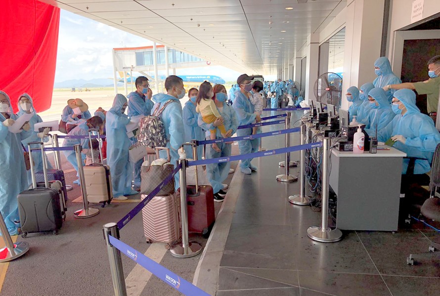 Hành khách được kiểm tra sức khỏe và tổ chức cách ly theo quy định ngay khi xuống sân bay Vân Đồn.