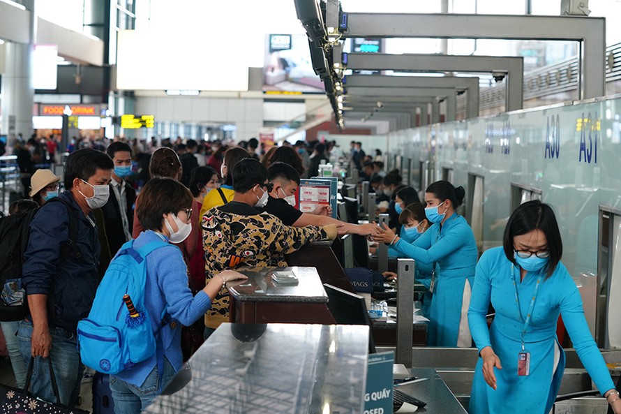 Sân bay Nội Bài tấp nập trở lại sau thời điểm hàng không "liêu xiêu" vì dịch COVID-19.