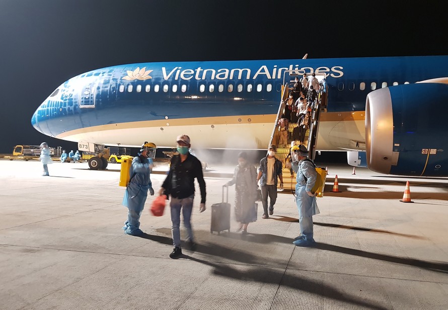 Tính 4 phương án thực hiện chuyến bay đặc biệt đón người lao động Việt Nam tại Guinea Xích đạo về nước.