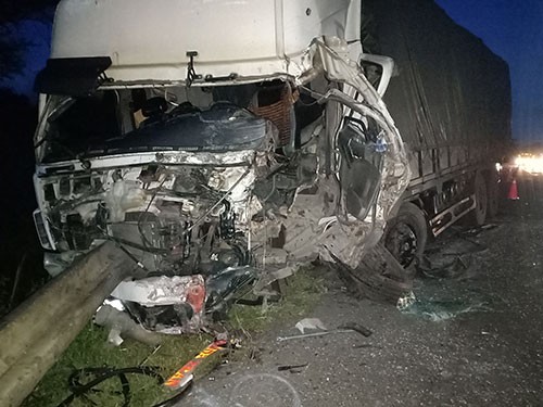 Chiếc xe tải biến dạng sau vụ tai nạn. Ảnh: Báo Bình Thuận.