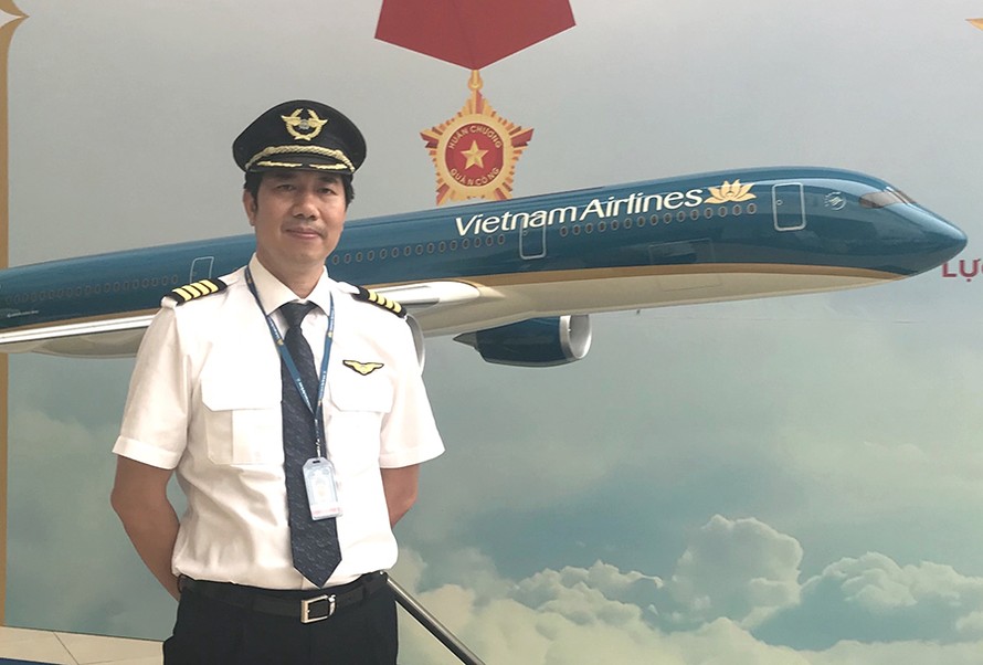 Cơ trưởng Phạm Đình Hưng, một trong 5 phi công tham gia chuyến bay đưa 219 công dân Việt Nam mắc kẹt tại Guinea Xích đạo sẽ về nước.