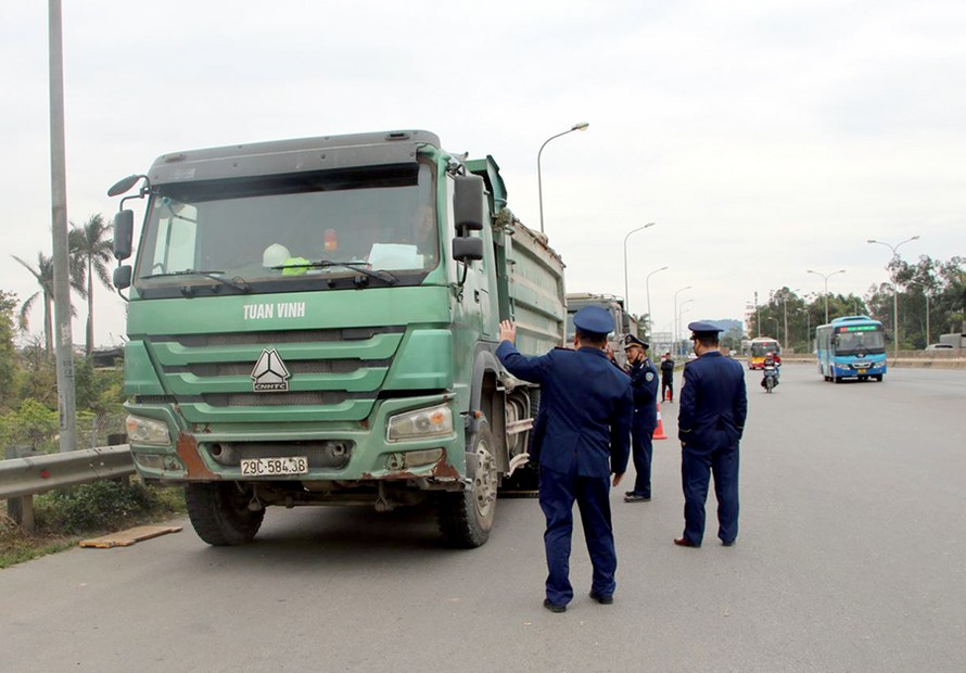 Thanh tra giao thông thực hiện cân xe để kiểm soát tải trọng phương tiện qua cầu Thăng Long.