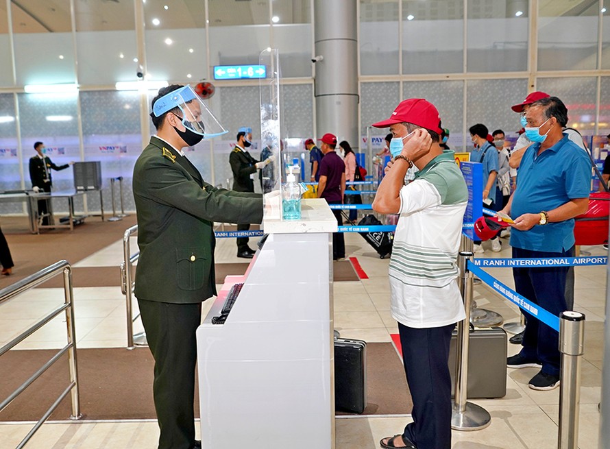 Nhân viên sân bay Tân Sơn Nhất đeo kinh chống giọt bắn khi phục vụ khách. Ảnh: ACV.