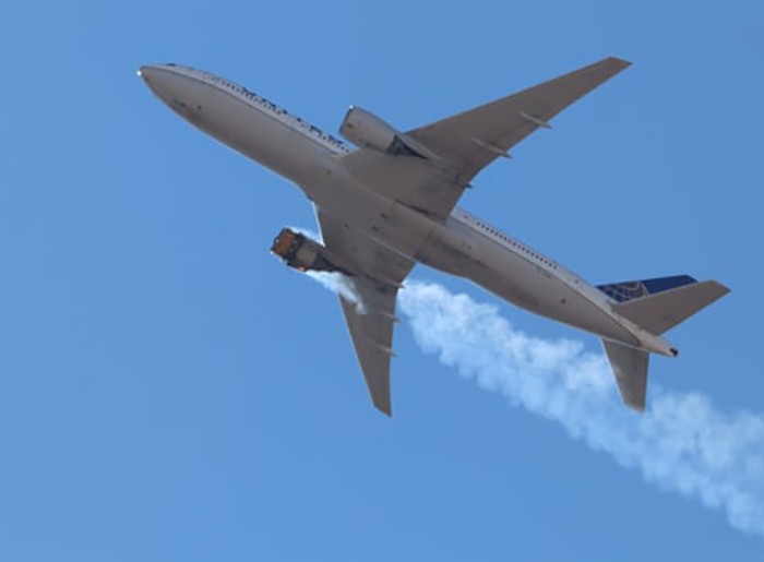 Hình ảnh chiếc Boeing 777-200 của hãng United Airlines bị cháy động cơ bên phải khi đang bay. Ảnh: EPA
