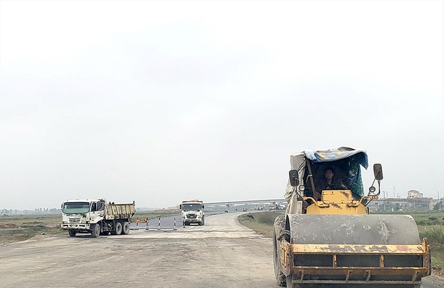 Đoạn cao tốc Cao Bồ - Mai Sơn dự kiến thông xe vào tháng 10 tới. Ảnh chụp công trường tháng 2 vừa qua.