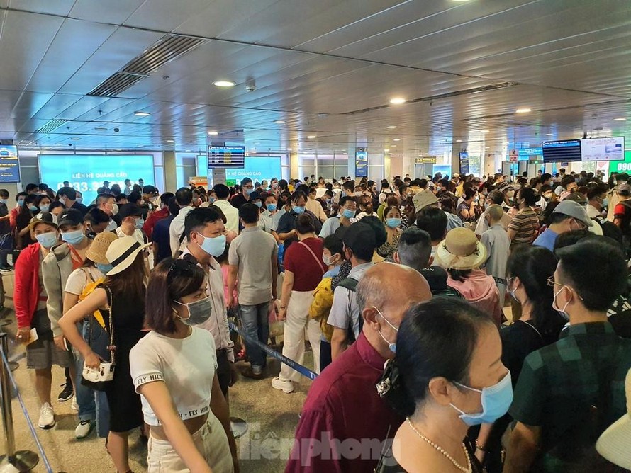 Khu vực soi chiếu an ninh sân bay Tân Sơn Nhất liên tục ùn tắc những ngày gần đây.