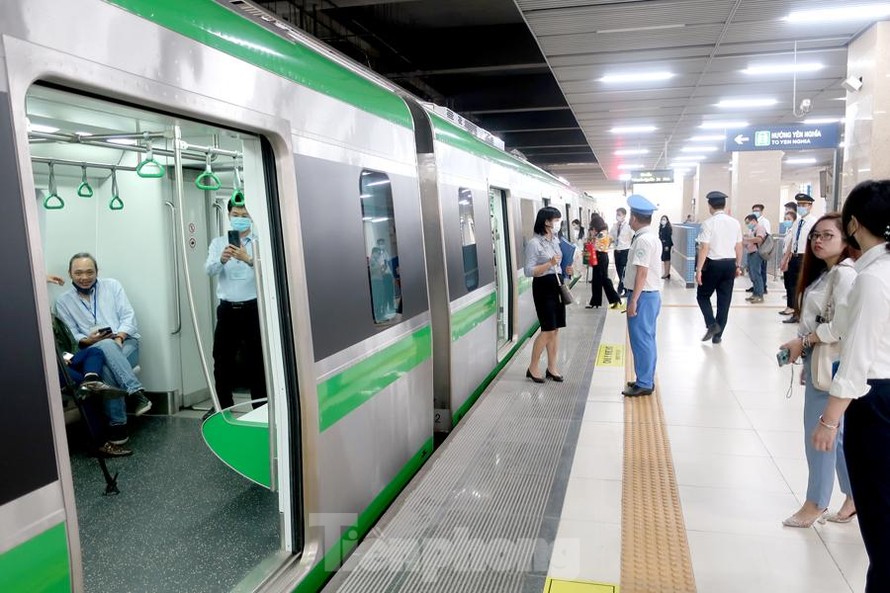 Bộ GTVT dự kiến sẽ xong bàn giao để khai thác thương mại đường sắt Cát Linh - Hà đông vào ngày 1/5 tới.