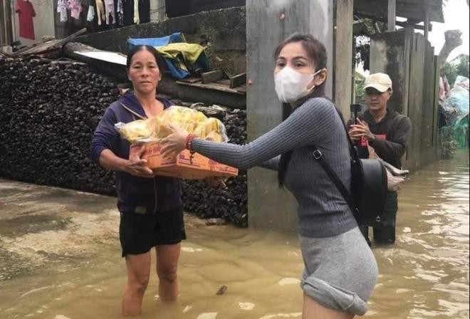 Ca sĩ Thủy Tiên đưa hàng hỗ trợ từ huy động cộng đồng ủn hộ người dân miền Trung chịu ảnh hưởng mưa bão cuối năm 2020. Ảnh minh họa.