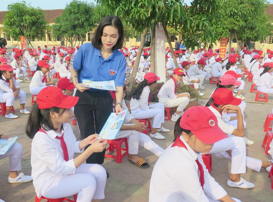 Lực lượng thanh niên tình nguyện hỗ trợ tuyên truyền chính sách BHYT với học sinh ngay tại trường học. Ảnh minh họa.