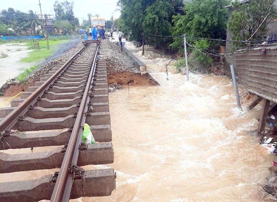 Đoạn đường sắt Bắc Nam qua Quảng Nam và Quảng Ngãi bị sạt lở do mưa lũ, tàu Thống nhất bị gián đoạn hoạt động. Ảnh: FB ĐSVN.