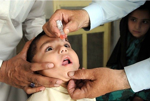 Cho trẻ uống vacxin là biện pháp duy nhất để phòng bệnh bại liệt (Ảnh minh họa: Internet)