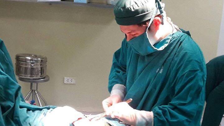 Các bác sĩ Bệnh viện đa khoa Đức Giang đang tiến hành bóc tách khối u xơ tử cung cho bệnh nhân. Ảnh bệnh viện cung cấp