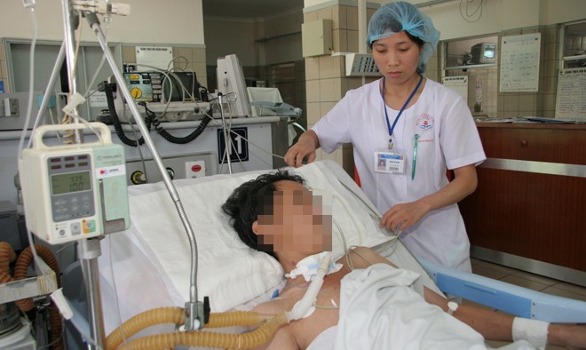 Điều trị cho bệnh nhân ngộ độc rượu tại Trung tâm Chống độc BV Bạch Mai, Hà Nội