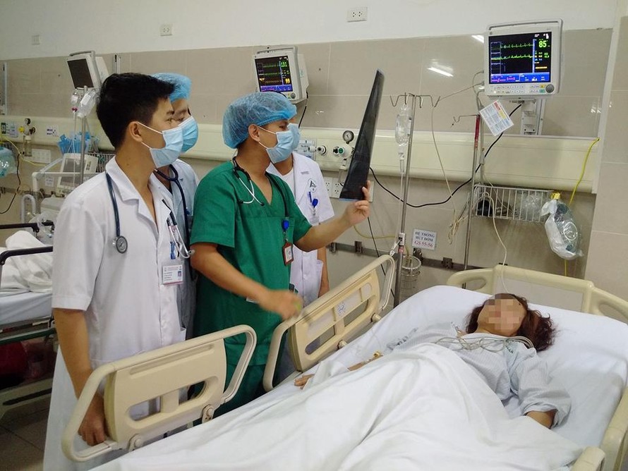 Các BS đang kiểm tra sức khỏe cho bệnh nhân NTL