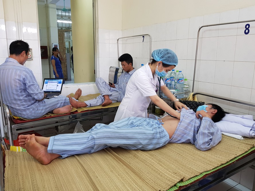 Thăm khám cho bệnh nhân sốt xuất huyết tại BV Nhiệt đới TW