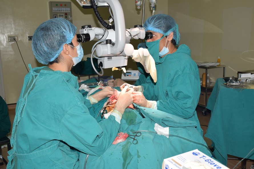 Các bác sĩ chuyên ngành ung thư và phẫu thuật tạo hình của Bệnh viện K đang phẫu thuật tạo hình thành công 1/2 lưỡi và sàn miệng bằng vạt đùi trước ngoài vi phẫu cho bệnh nhân D