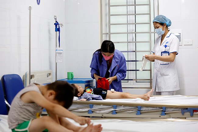 Các bé trai bị lây nhiễm sùi mào gà đang điều trị tại BV Da liễu TƯ. Ảnh: Như Ý