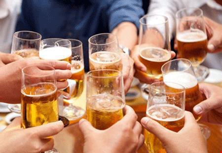 Theo thống kê khoảng 70% người dân Việt Nam đều ít nhiều chịu tác động trực tiếp hoặc gián tiếp của rượu bia. Do đó, Bộ Y tế đã để xuất các phương án bán rượu bia theo giờ... Ảnh minh họa: Internet