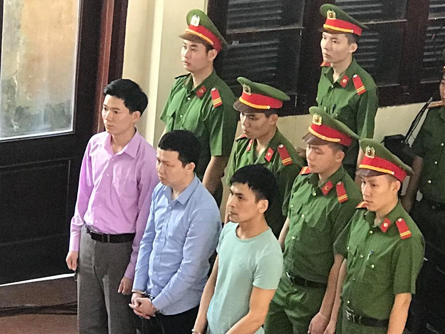 Bác sĩ Hoàng Công Lương (hàng đầu, bên trái) tại tòa sáng 15/5. Ảnh: Thái Hà.