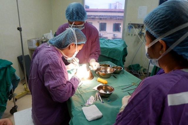 Các BS Bệnh viện E đang thực hiện ca phẫu thuật tạo hình âm đạo cho cô gái 22 tuổi. Ảnh: BV cung cấp
