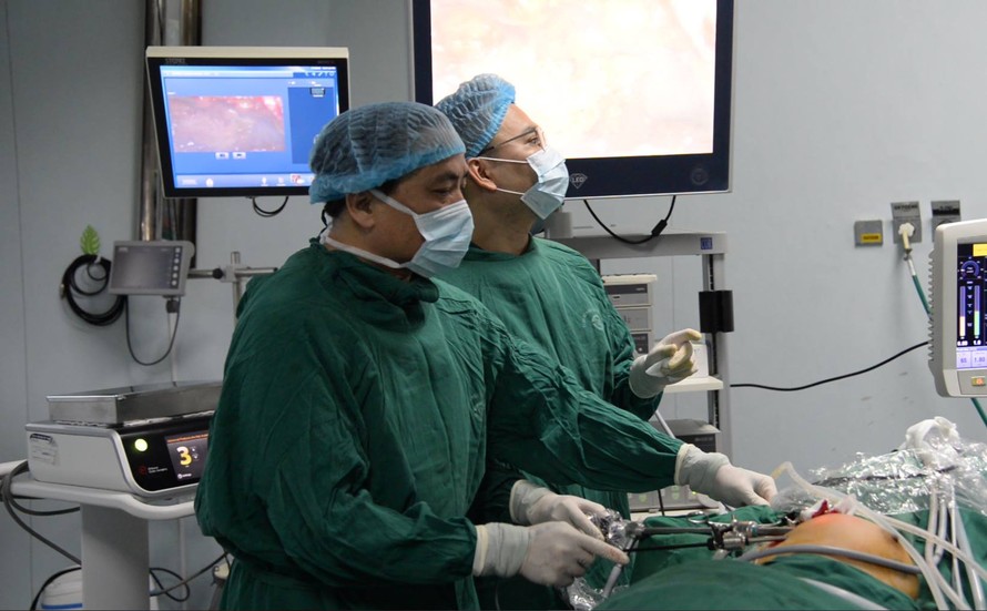 Các BS Bệnh viện Nội tiết TƯ đang thực hiện ca nội soi cắt u xơ lành tính bằng đường nách, không để lại sẹo. Ảnh: Bv cung cấp