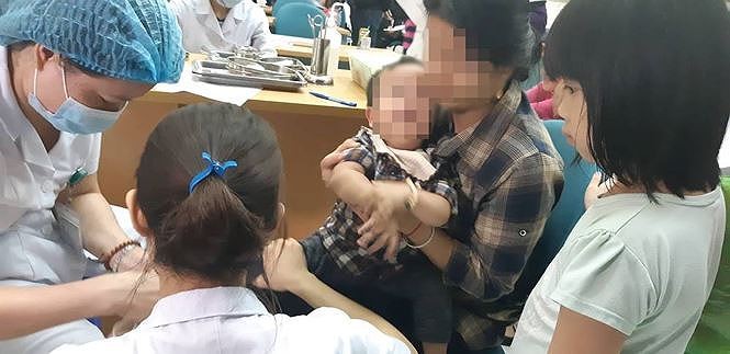 Gần 2.000 trẻ ở Bắc Ninh đã được ha mẹ đưa về Bệnh viện tại Hà Nội khám và xét nghiệm tìm xem có bị nhiễm sán lợn hay không. Ảnh: Hòa Thuận