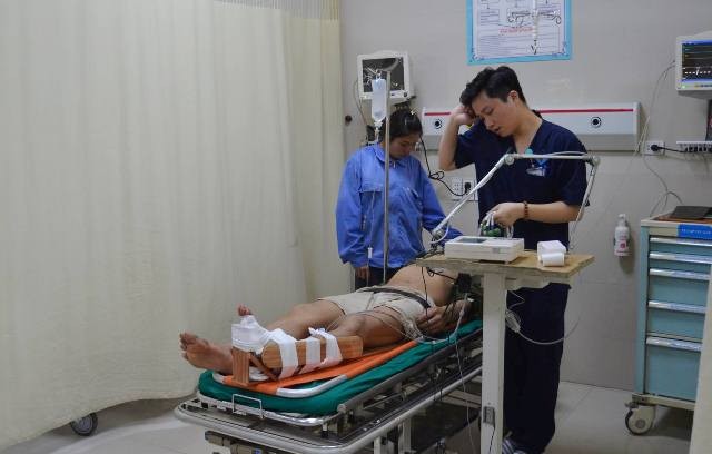 Bệnh nhân đang được điều trị tích cực tại bệnh viện sau khi được nhân viên y tế vào tận đồi chè cấp cứu, xử lý vết thương do tai nạn
