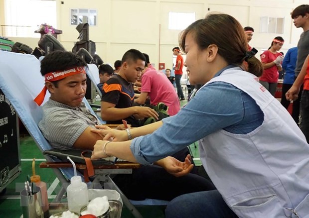 Đoàn viên thanh niên hiến máu tình nguyện trong Ngày Chủ nhật đỏ do Báo Tiền Phong tổ chức. 