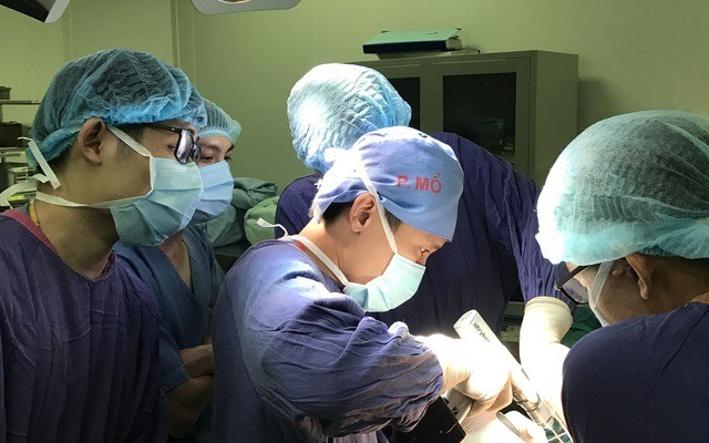 Các bác sĩ Bệnh viện Việt - Đức thực hiện ca phẫu thuật cho bệnh nhân N.V.T