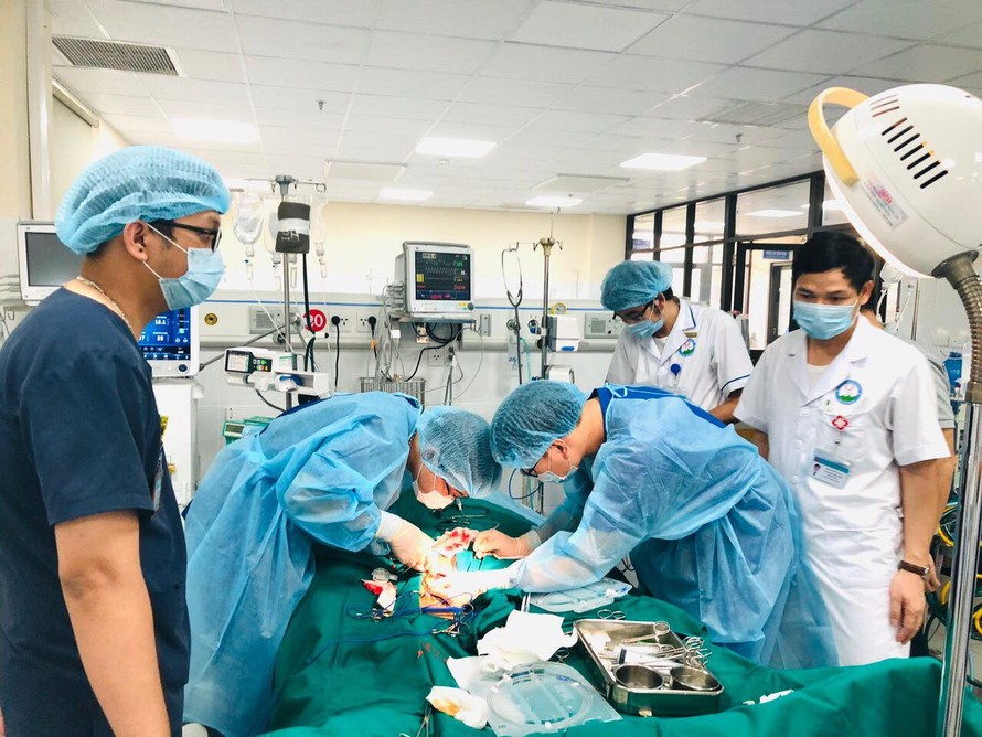 Kíp bác sĩ BV Bạch Mai hỗ trợ đặt ECMO cho BN tại BVĐK tỉnh Hòa Bình. Ảnh: Bệnh viện cung cấp