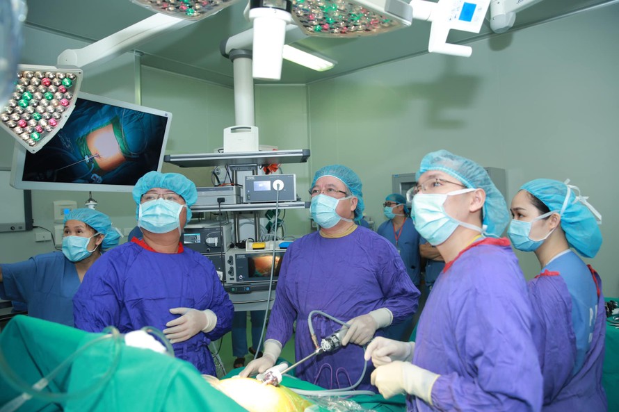 Các bác sĩ BV Việt - Đức thực hiện ca phẫu thuật thu nhỏ dạ dày cho bệnh nhân.