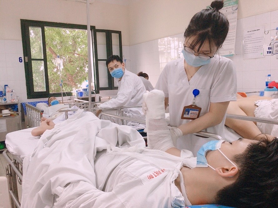 Đang nhồi thuốc thì pháo phát nổ, nam sinh 17 tuổi phải cắt cụt tay 