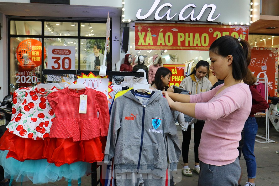 Sinh viên nườm nượp sắm đồ giảm giá cuối năm