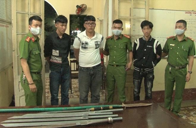 Công an bắt giữ Trần Quang Hùng (áo trắng) và những đồng phạm.