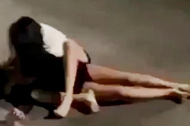 Hình ảnh hai thiếu nữ tại Huế đánh nhau xuất hiện trong một clip vừa lan truyền trên mạng xã hội.