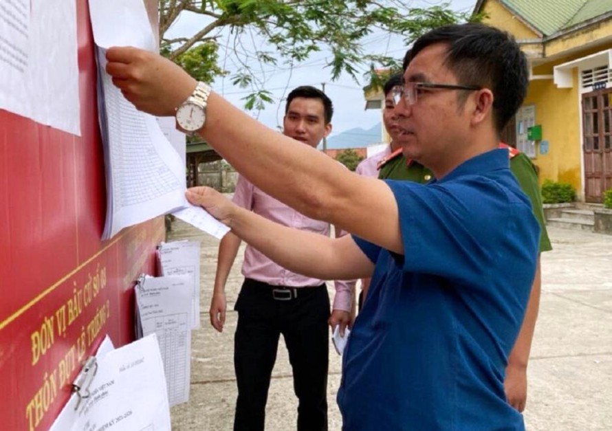 Niêm yết danh sách cử tri chuẩn bị cho bầu cử tại huyện miền núi A Lưới, tỉnh Thừa Thiên-Huế.